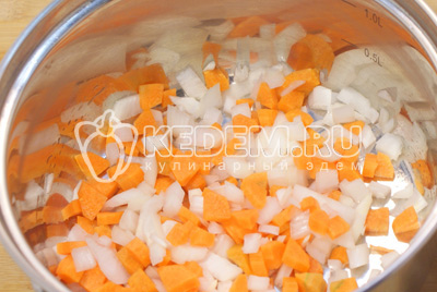 Лук и морковь нарезать мелкими кубиками и сложить в сотейник или кастрюлю с толстым дном. Добавить растительное масло и обжаривать 2-3 минуты