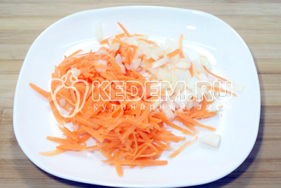 Морковь натереть на терке, лук мелко нашинковать