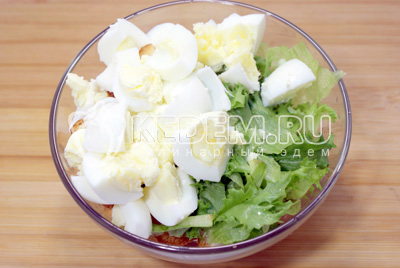 Добавить крупно нарезанные яйца и литья салата (нарвать руками). Посолить и аккуратно перемешать