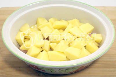 Выложить кубиками нарезанный картофель