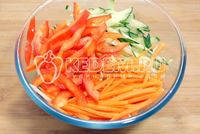 Капусту мелко нашинковать. Морковь, огурец и перец нарезать соломкой. Сложить все овощи в миску