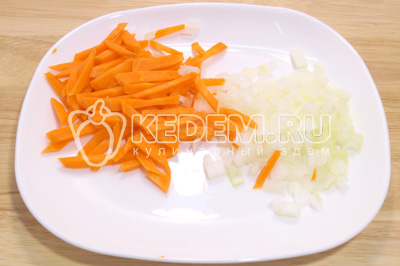 Лук мелко нашинковать, морковь нарезать соломкой