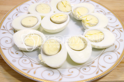 Яйца отварить до готовности, остудить и очистить. Разрезать на половинки