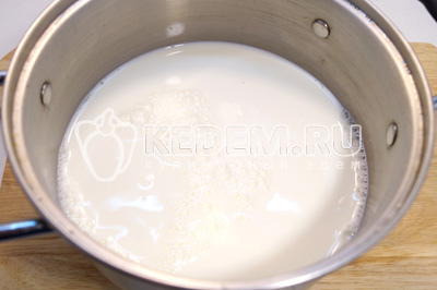 Молоко довести до кипения в большой кастрюле