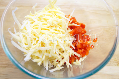В миску нарезать болгарский перец мелкими кубиками, сыр натереть на терке
