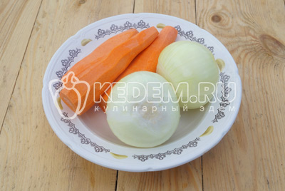 Лук и морковь очистить
