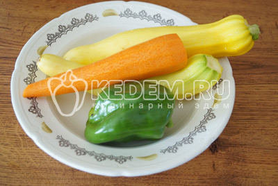 Перец, морковь и кабачки хорошо промыть. Морковь очистить, перец очистить от семян