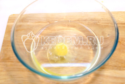 В миску налить воды и добавить яйцо.