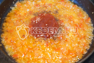 Добавить томатную пасту и тушить на медленном огне 2-3 минуты.