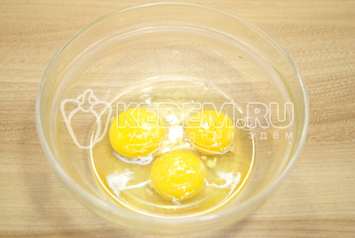 Яйца взбить в миске и посолить.