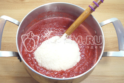 Перелить прокрученные ягоды в кастрюлю и добавить желфикс с сахаром.