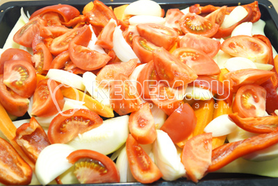 Добавить ломтиками нарезанные помидоры и луковицы. Залить маслом овощи.