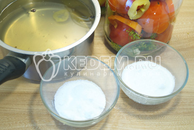 Слить воду из банок в кастрюлю и добавить на 1 литр 2 ст. ложки соли и 4 ст. ложки сахара. Поставить на огонь и до кипения. Добавить лимонную кислоту, четверть чайной ложки на 1 литр маринада.