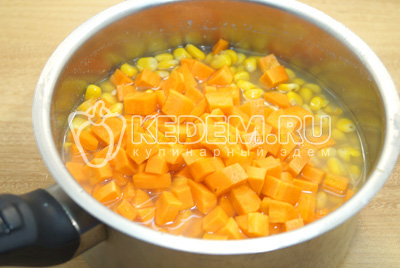 Добавить в кукурузу морковь варить еще 3-5 минут.
