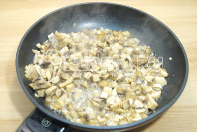 Обжарить на сковороде мелко нарезанные грибы и лук. Немного посолить.