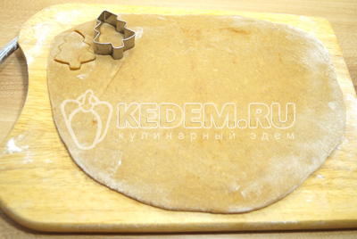 Раскатать тесто в пласт небольшой толщины и вырезать ёлочки при помощи формочки.