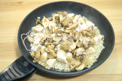 На сковороде с растительным маслом обжарить лук, мясо и четвертками нарезанные грибы. Готовить 3-4 минуты.