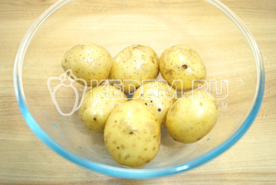 Картофель залить водой и поставить варить до готовности.
