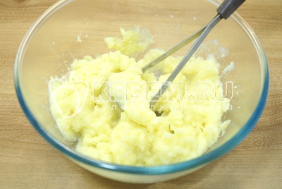 Переложить картофель в миску, добавить сливочное масло и немного посолить. Хорошо размять толкушкой. Отсудить картофельное пюре.