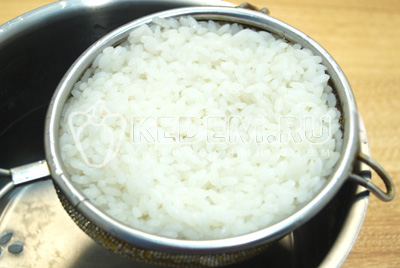 Рис отварить до готовности и хорошо промыть.