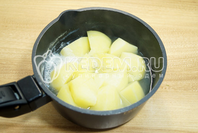 Картофель очистить и отварить в подсоленной воде до готовности.
