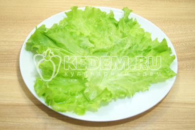 Блюдо выложить листьями салат.