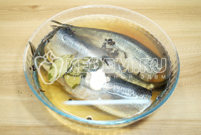 Рыбу выложить в глубокую форму и залить холодным маринадом.