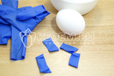 На каждое яйцо натянуть колечки резинки.