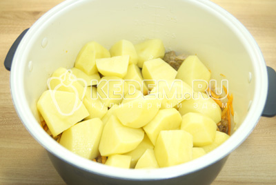 Добавить картошку в чашу, посолить и поперчить. Добавить воду и включить режим тушения.