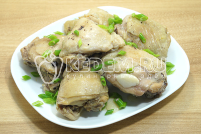 Готовые кусочки курицы выложить на блюдо и посыпать мелко нашинкованной зеленью лука.