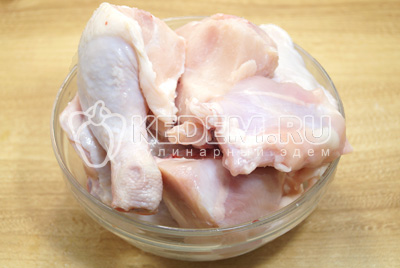 Курицу нарезать порционными кусочками, хорошо промыть и обсушить.