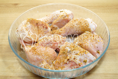 Выложить курицу в форму, посолить и приправить молотой смесью перцев.