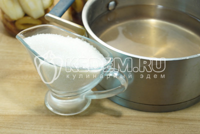Воду слить в сотейник и добавить сахар, сварить сироп.