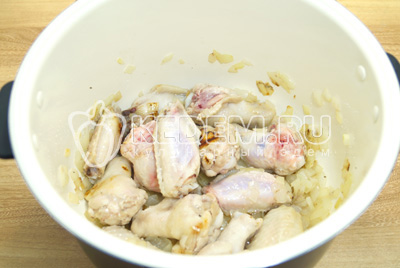 Добавить курицу в чашу к луку и готовить еще 7-10 минут.