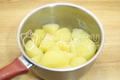 Картофель очистить, нарезать и отварить до готовности. Посолить.