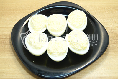 Нафаршировать половинки яиц.