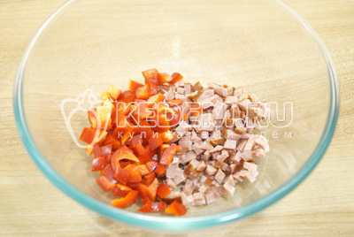 Колбасу и болгарский перец нарезать кубиками в миску.