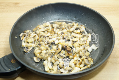 Обжарить грибы с луком на растительном масле и посолить.