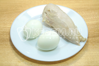 Куриное филе и яйца отварить до готовности, остудить.