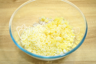 Добавить тертый сыр и кубиками нарезанный ананас.