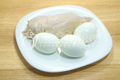 Куриное филе и яйца отварить, остудить и очистить.