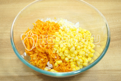 Добавить кукурузу и морковь по-корейски.