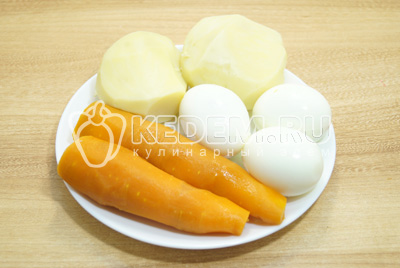 Овощи и яйца отварить, отсудить и очистить.