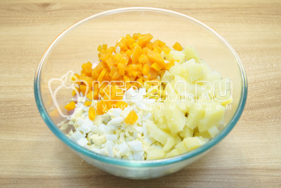 Добавить кубиками нарезанный картофель, морковь и яйца.