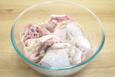 Курицу промыть и обсушить, натереть солью и перцем.