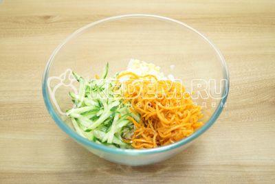 Добавить соломкой нарезанный огурец и морковь по-корейски.