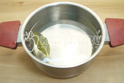 В кастрюлю с водой добавить соль (на 1 литр ½ ч. ложки), лавровый лист и перец горошком.