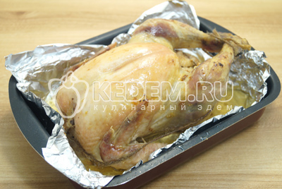 Готовую курицу хорошо пролить соком и дать немного остыть, снять нити.