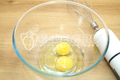 В миске взбить 2 яйца.