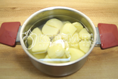 Картофель очистить, сложить в кастрюлю и залить водой.